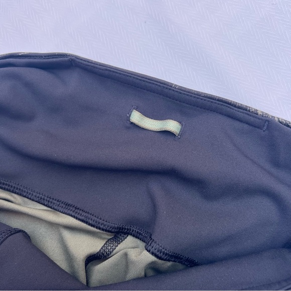 Lululemon Run the Course geometric green & black crop mid rise leggings - Picture 7 of 9